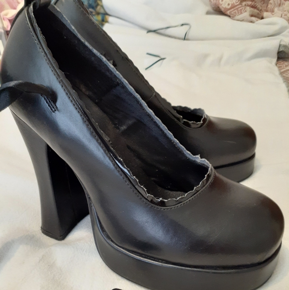 Hot Topic Ankle Ribbon Heel
